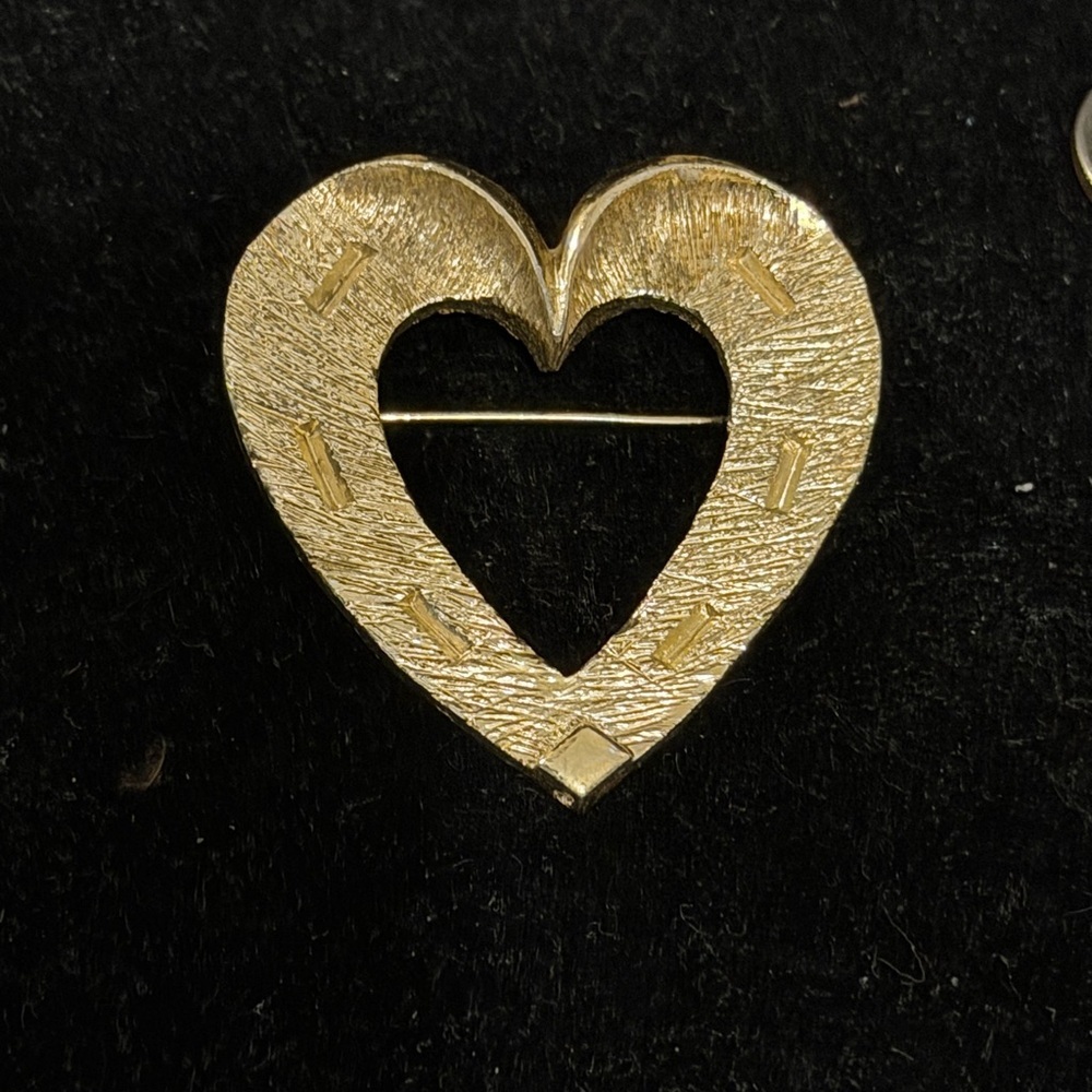 Gold Heart Pin Brooch - Elegant Women’s Jewelry